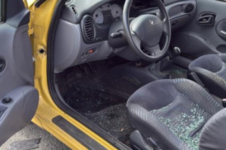 Vitre avant gauche RENAULT MEGANE 1