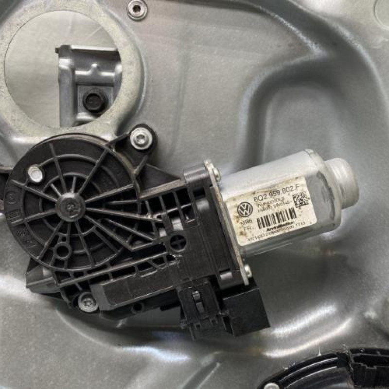 Leve vitre electrique avant gauche VOLKSWAGEN POLO 4 Photo n°2