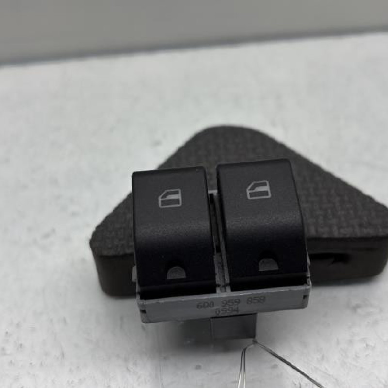 Interrupteur de leve vitre avant gauche VOLKSWAGEN POLO 4 Photo n°1