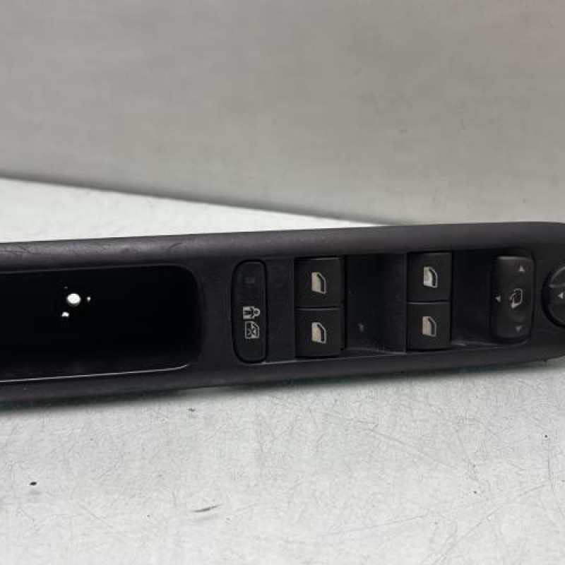 Interrupteur de leve vitre avant gauche PEUGEOT 3008 1 Photo n°1