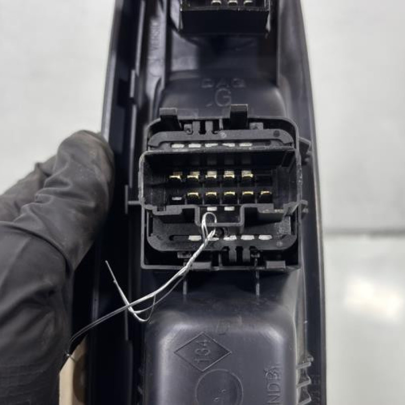 Interrupteur de leve vitre avant gauche RENAULT CLIO 2 Photo n°4