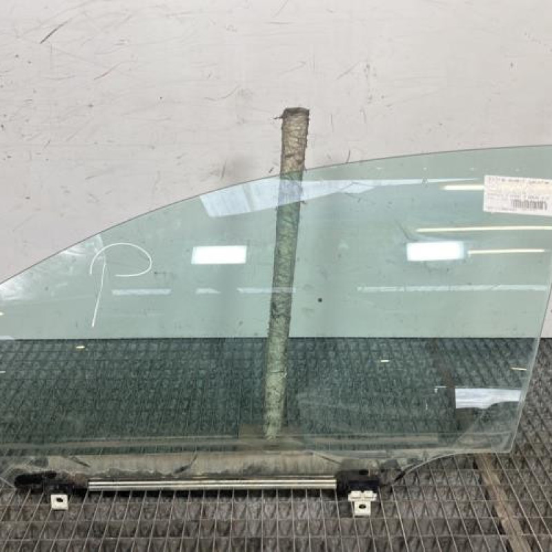 Vitre avant gauche TOYOTA AVENSIS 2 Photo n°1