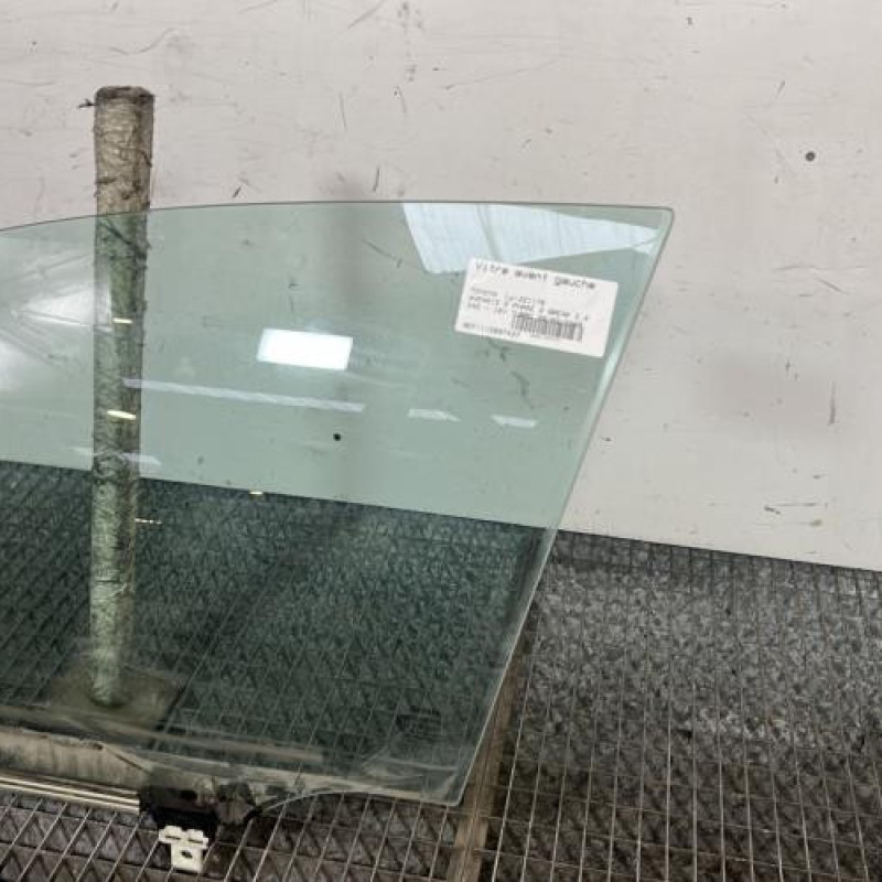 Vitre avant gauche TOYOTA AVENSIS 2 Photo n°2