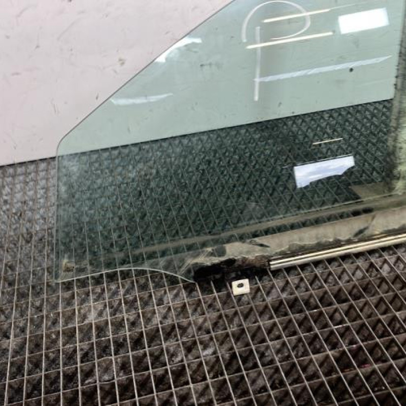 Vitre avant gauche TOYOTA AVENSIS 2 Photo n°3