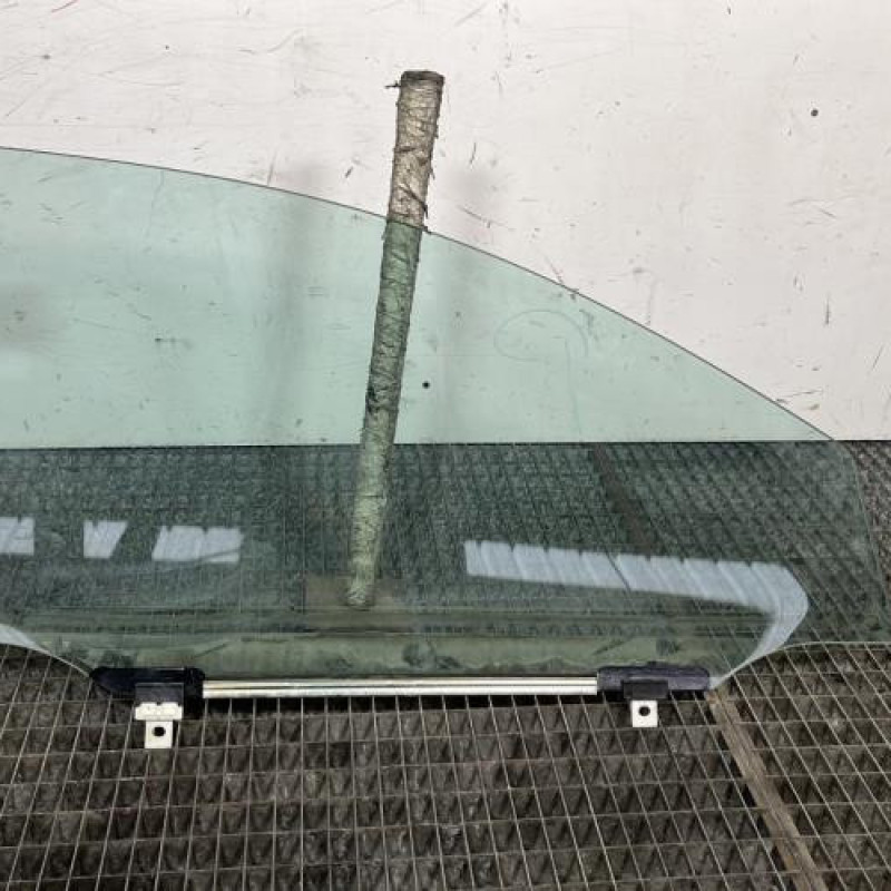 Vitre avant gauche TOYOTA AVENSIS 2 Photo n°4