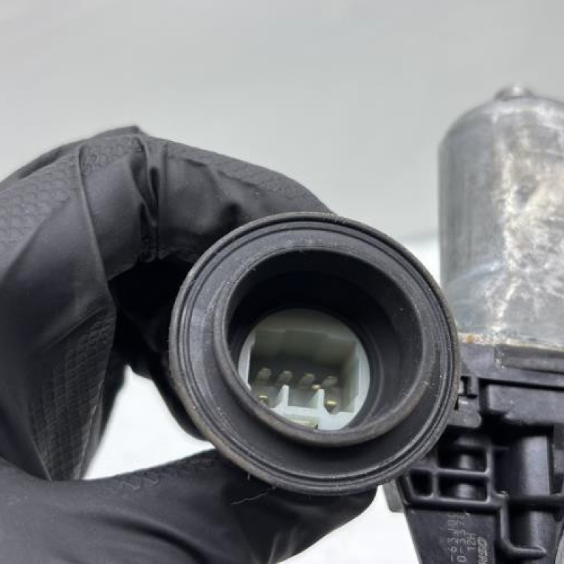 Leve vitre electrique avant droit SUZUKI SWIFT 3 Photo n°4