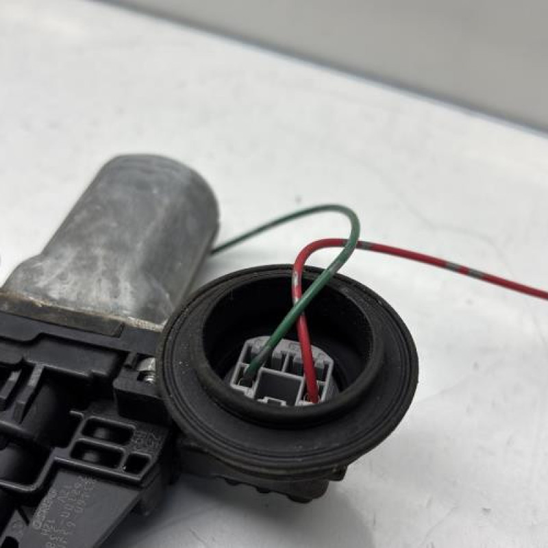 Leve vitre electrique avant gauche SUZUKI SWIFT 3 Photo n°4