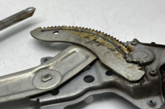 Leve vitre electrique avant gauche SUZUKI SWIFT 3