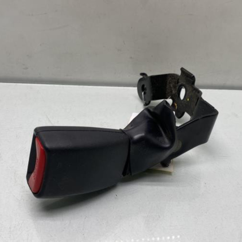 Attache ceinture arriere droit TOYOTA AVENSIS 2 Photo n°1