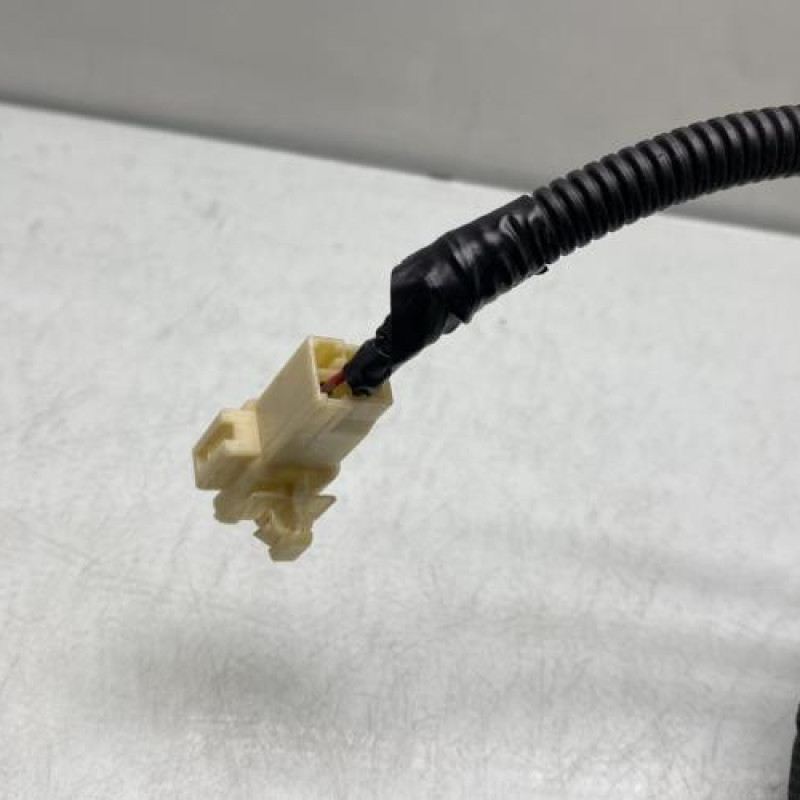 Attache ceinture avant droit TOYOTA AVENSIS 2 Photo n°3