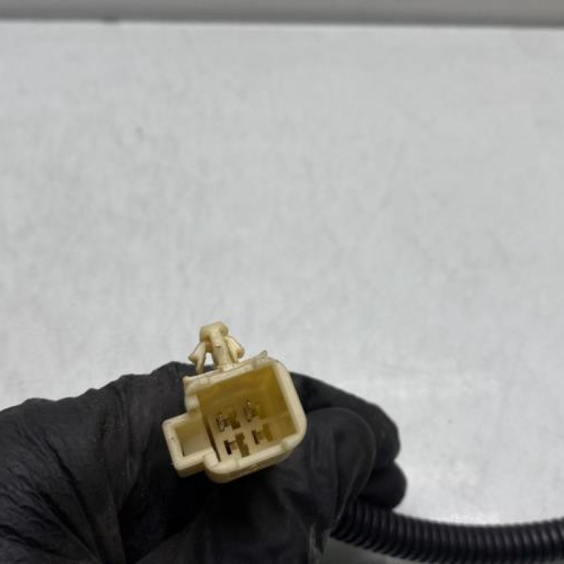 Attache ceinture avant droit TOYOTA AVENSIS 2 Photo n°4