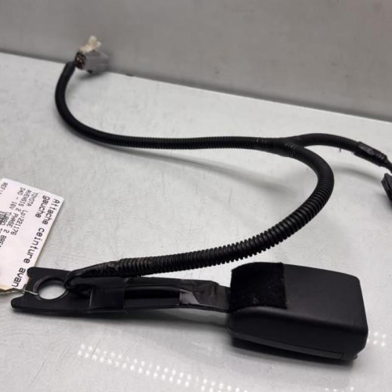 Attache ceinture avant gauche TOYOTA AVENSIS 2 Photo n°1
