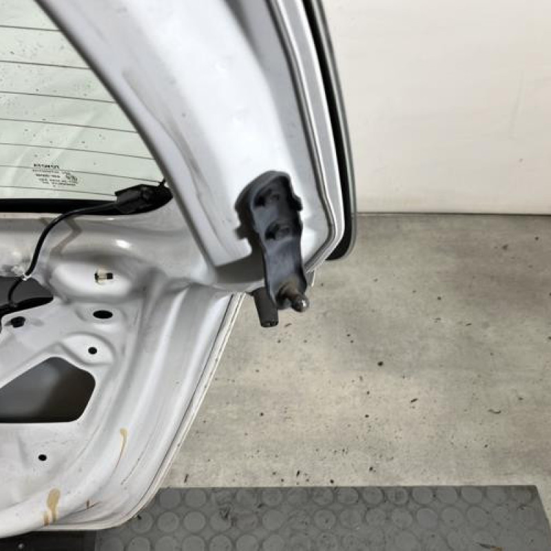 Malle/Hayon arriere TOYOTA YARIS 3 Photo n°8