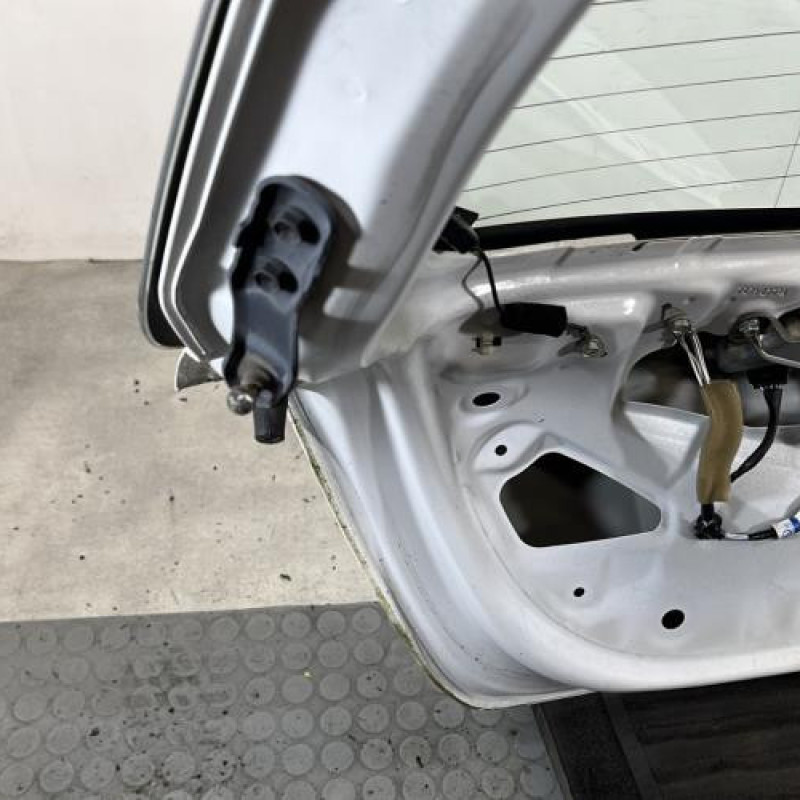 Malle/Hayon arriere TOYOTA YARIS 3 Photo n°9