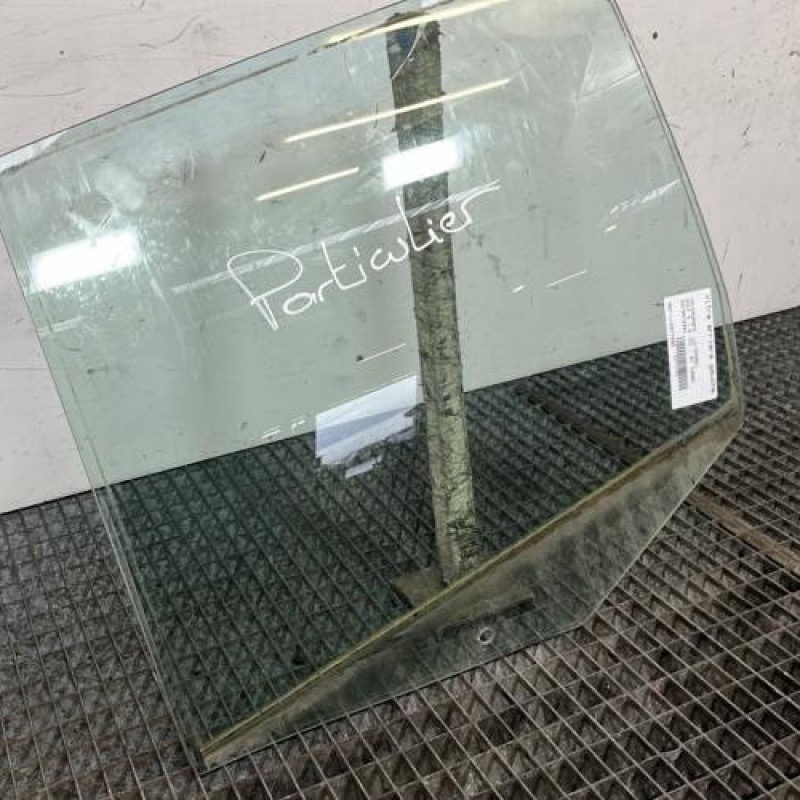 Vitre arriere gauche VOLKSWAGEN GOLF 4 Photo n°2