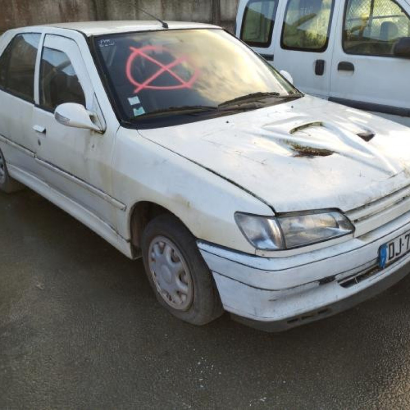 Vitre avant gauche PEUGEOT 306 Photo n°6