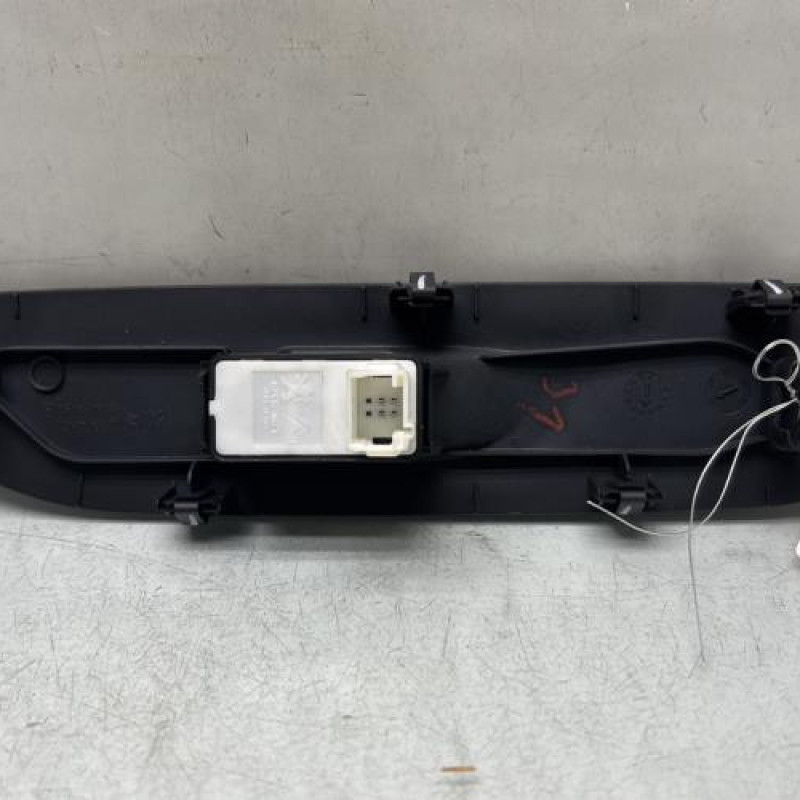 Interrupteur de leve vitre avant droit PEUGEOT 208 2 Photo n°2