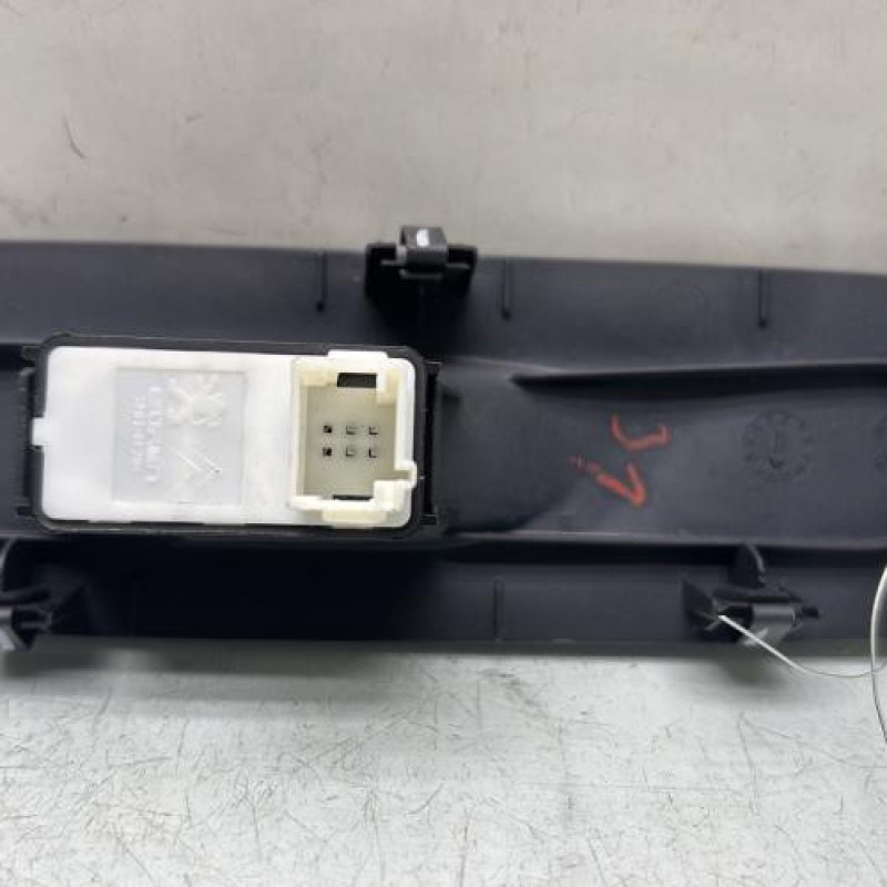 Interrupteur de leve vitre avant droit PEUGEOT 208 2 Photo n°3