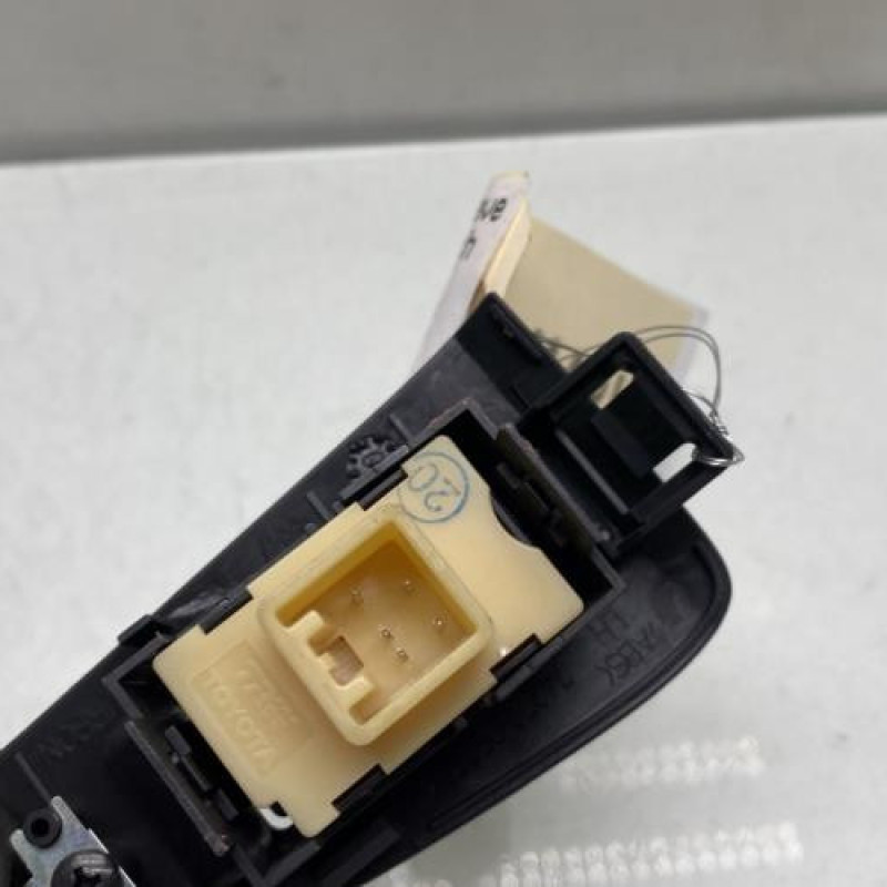 Interrupteur de leve vitre arriere gauche TOYOTA AVENSIS 2 Photo n°3