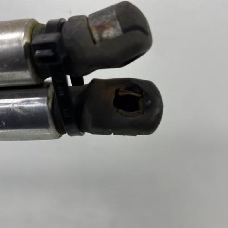 Verin de coffre VOLKSWAGEN GOLF 4 Photo n°4