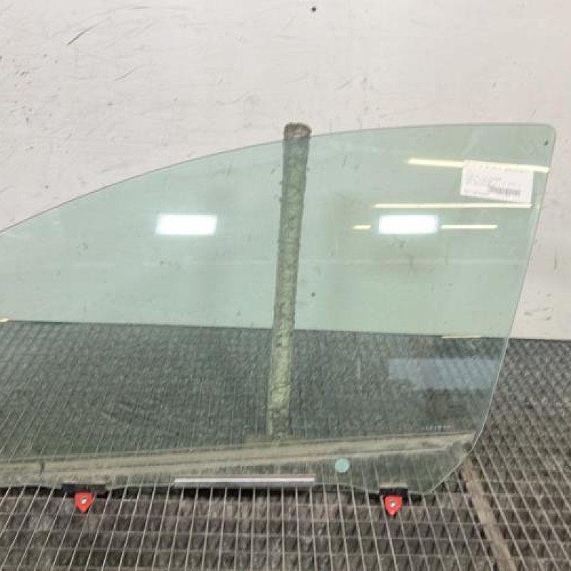 Vitre avant gauche TOYOTA YARIS 3 Photo n°1