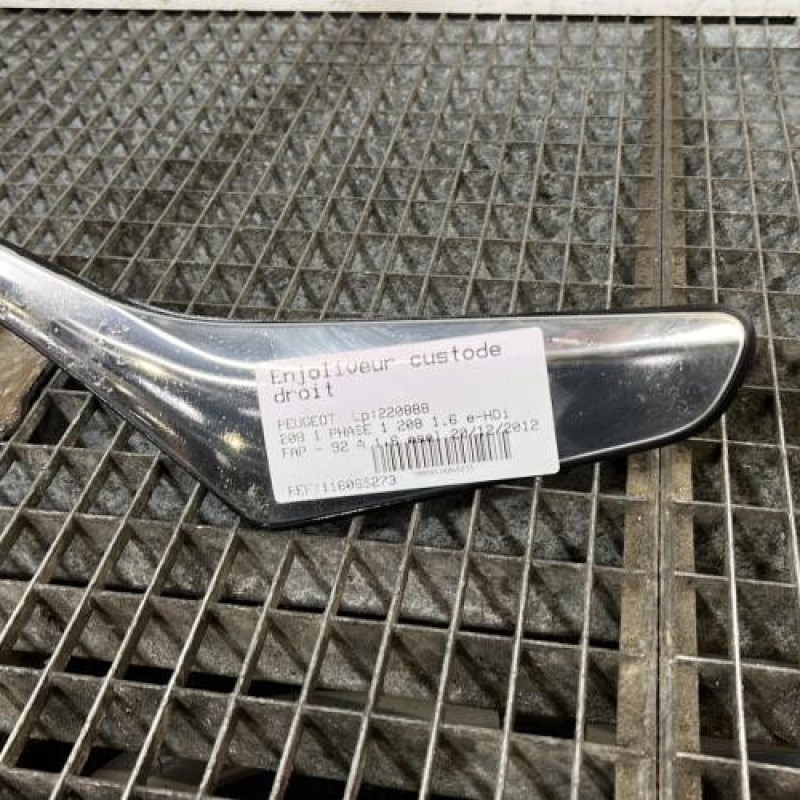 Enjoliveur PEUGEOT 208 1 Photo n°2