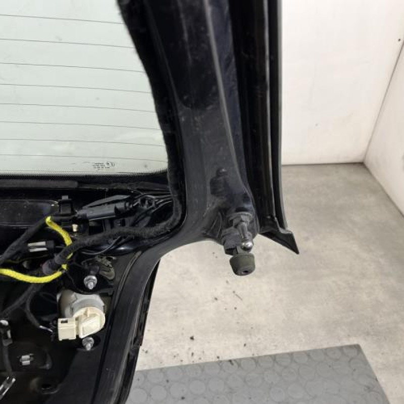 Malle/Hayon arriere VOLKSWAGEN GOLF 5 Photo n°8