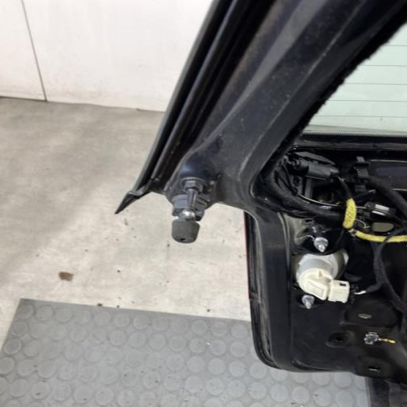 Malle/Hayon arriere VOLKSWAGEN GOLF 5 Photo n°9