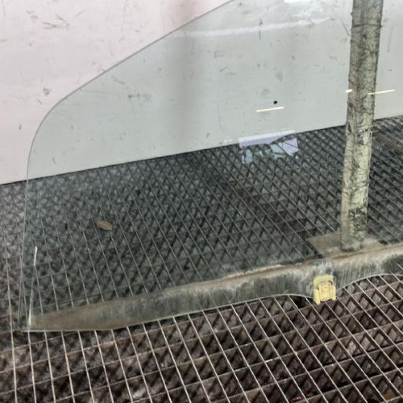 Vitre avant gauche PEUGEOT 107 Photo n°2