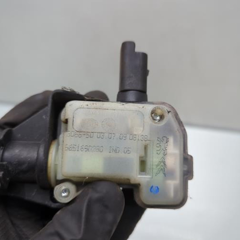 Actionneur verrou trappe d'essence CITROEN C6 Photo n°4
