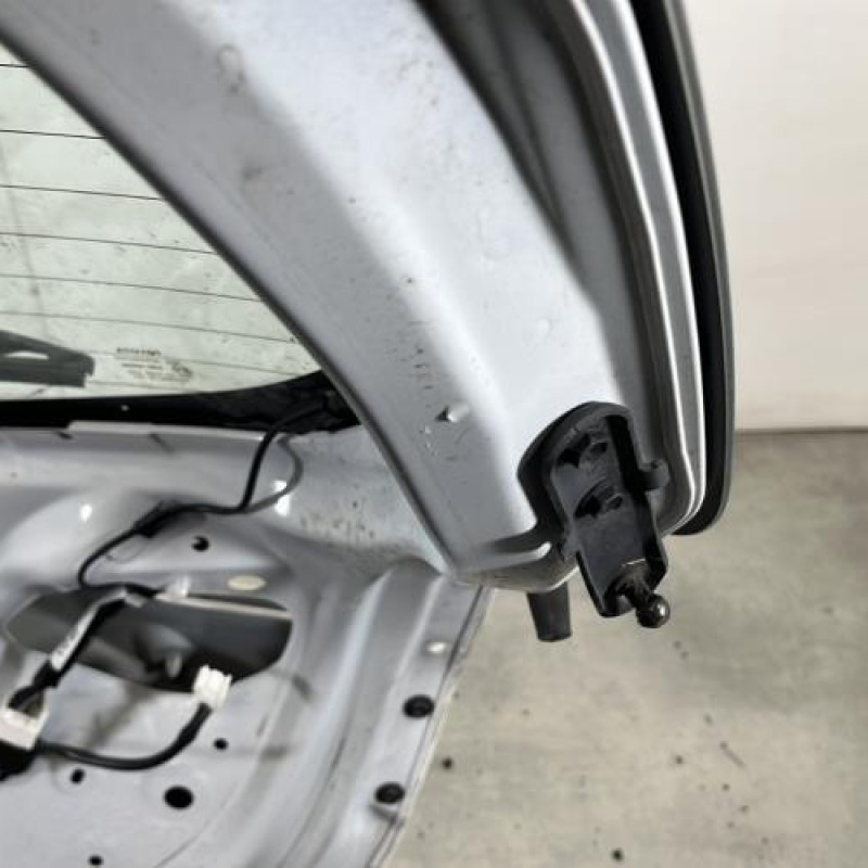 Malle/Hayon arriere TOYOTA YARIS 3 Photo n°8