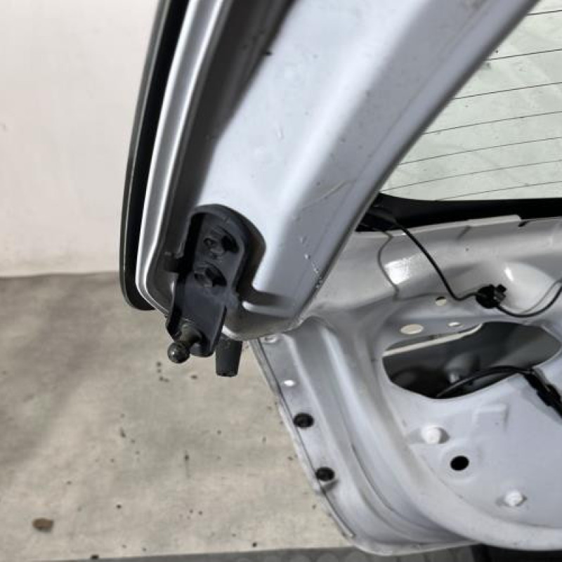 Malle/Hayon arriere TOYOTA YARIS 3 Photo n°9