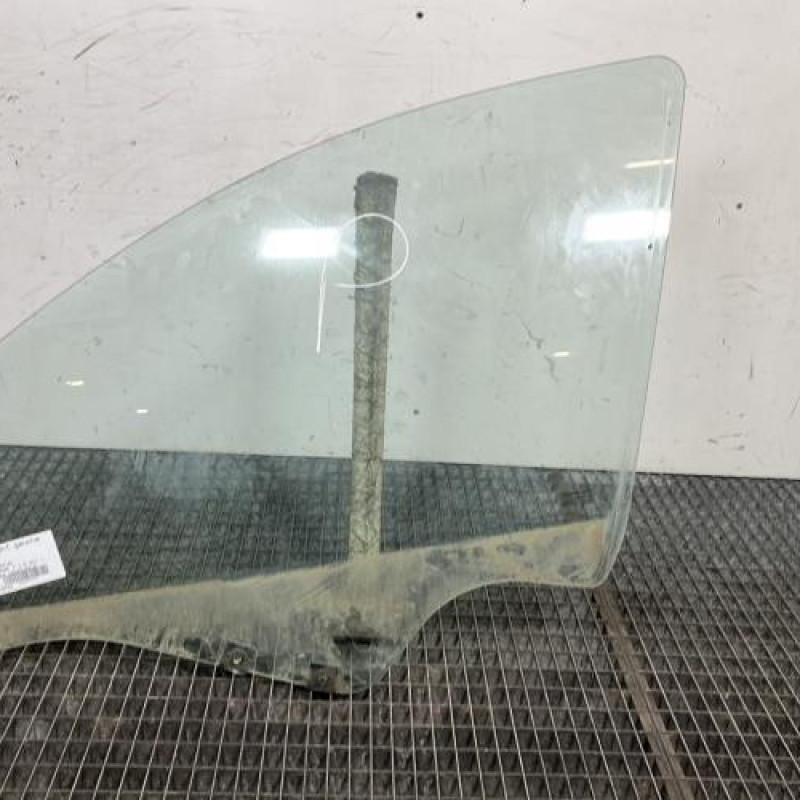 Vitre avant gauche DACIA DUSTER 1 Photo n°1