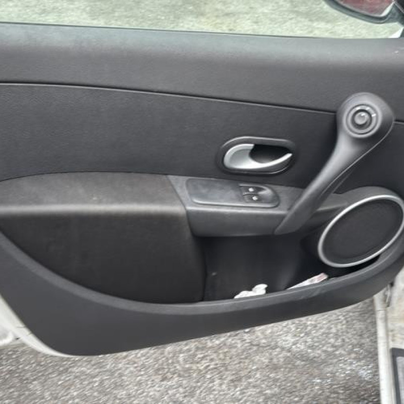 Attache ceinture avant droit RENAULT CLIO 3 Photo n°13