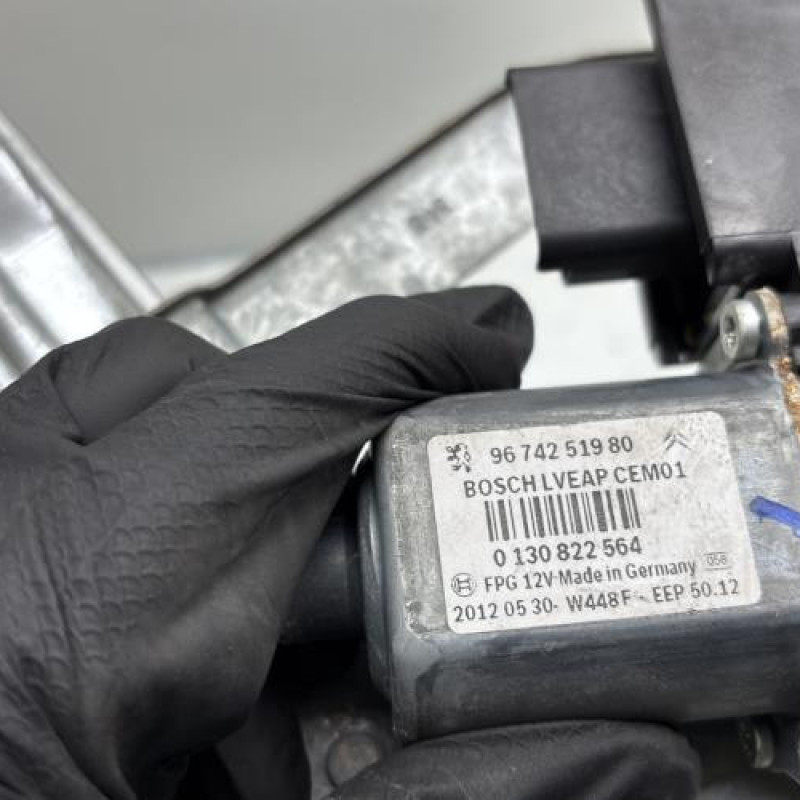 Leve vitre electrique avant gauche PEUGEOT 208 1 Photo n°8