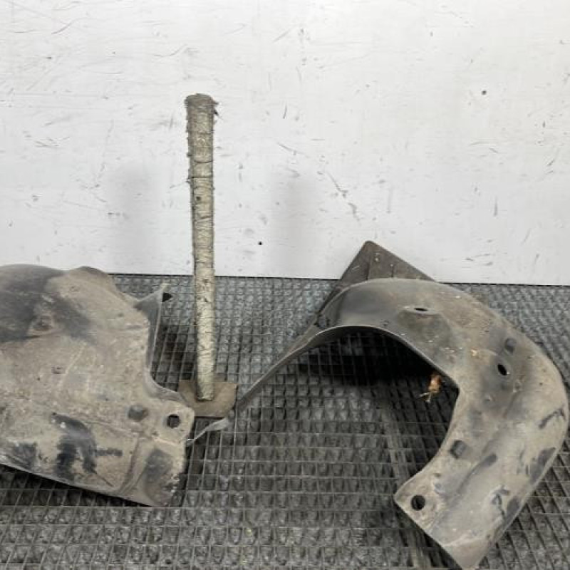 Pare boue avant gauche RENAULT CLIO 3 Photo n°4