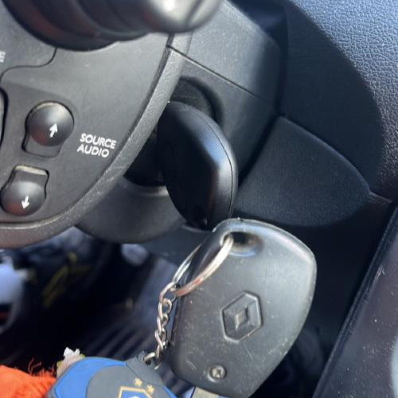 Pare boue avant gauche RENAULT CLIO 3 Photo n°8