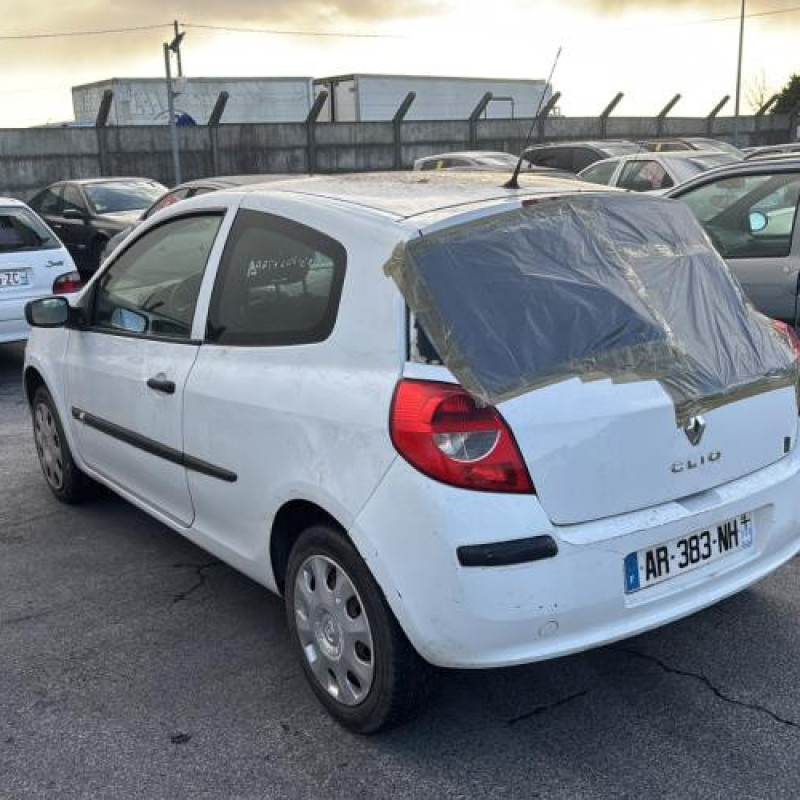 Pare boue avant gauche RENAULT CLIO 3 Photo n°12