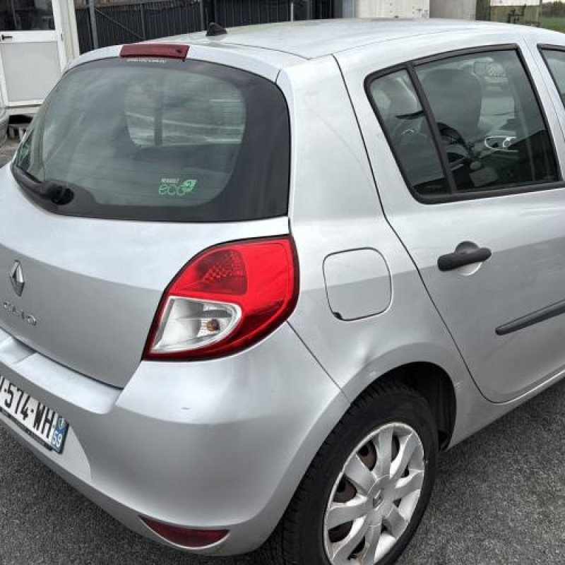 Pare boue avant gauche RENAULT CLIO 3 Photo n°7