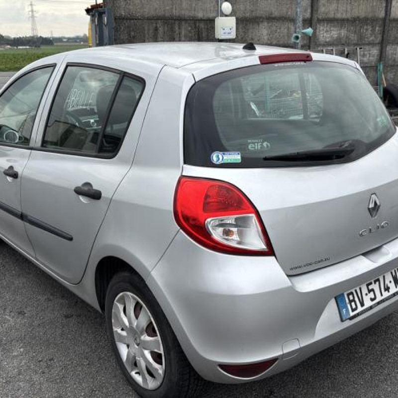 Pare boue avant gauche RENAULT CLIO 3 Photo n°8