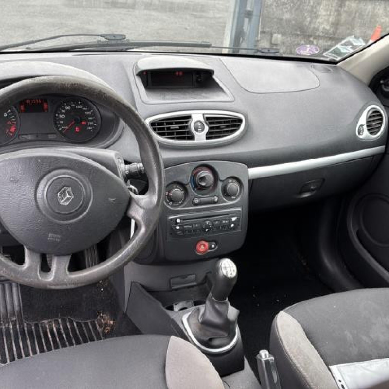 Pare boue avant gauche RENAULT CLIO 3 Photo n°19