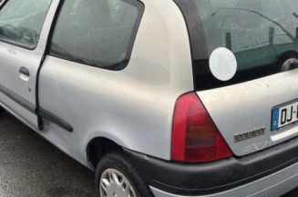 Pare boue avant gauche RENAULT CLIO 2