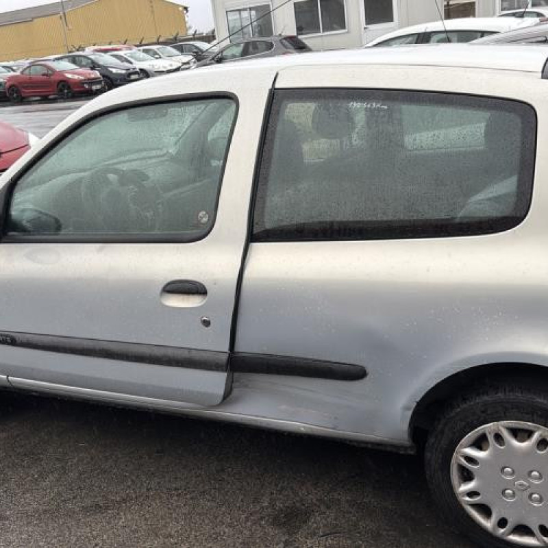 Pare boue avant gauche RENAULT CLIO 2 Photo n°10