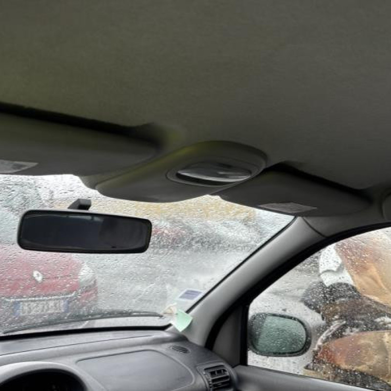 Pare boue avant gauche RENAULT CLIO 2 Photo n°18