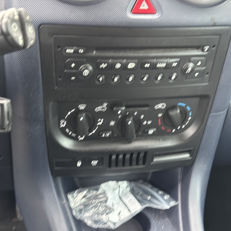 PEUGEOT 1007 1.4i - 8V Photo n°16