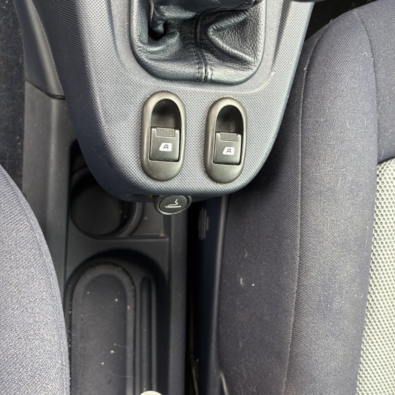 PEUGEOT 1007 1.4i - 8V Photo n°17