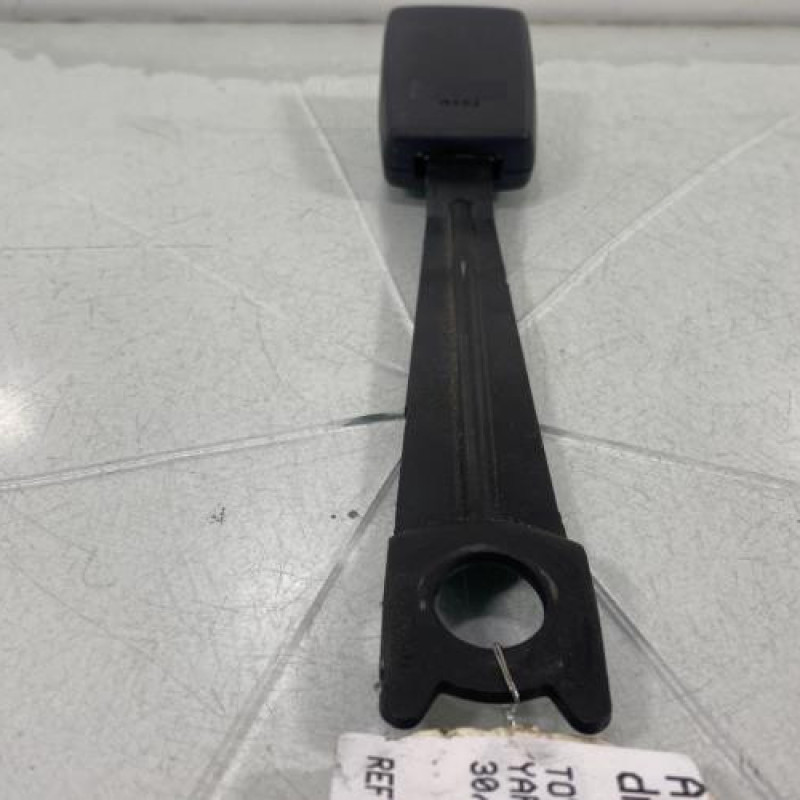 Attache ceinture avant droit TOYOTA YARIS 1 Photo n°1