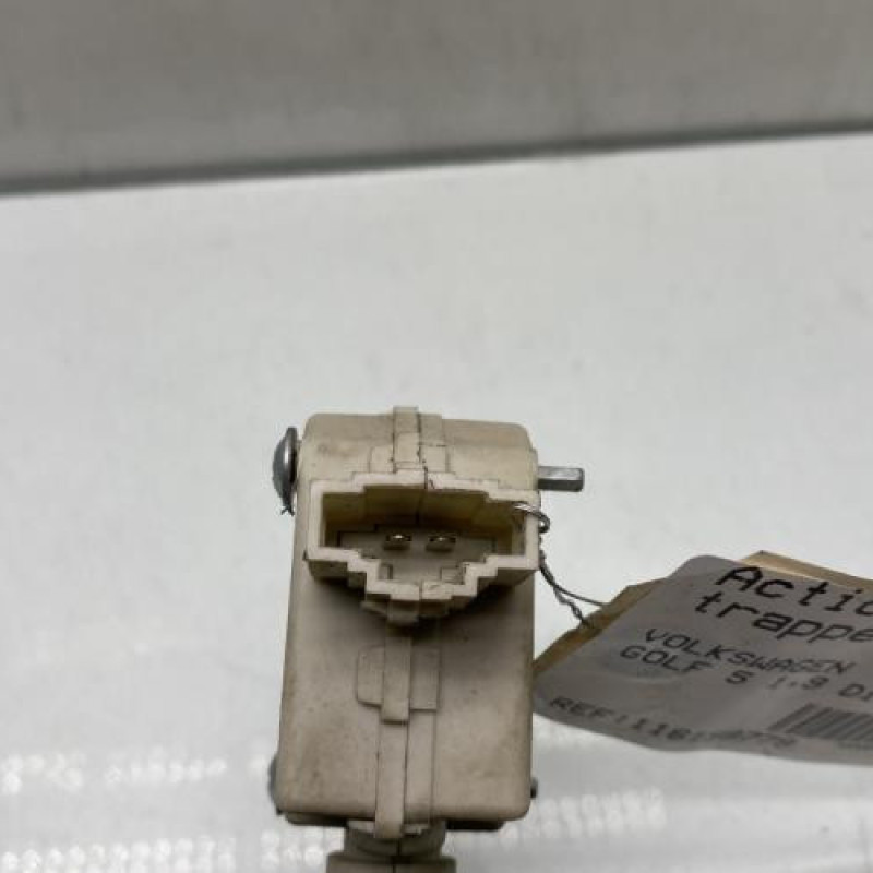 Actionneur verrou trappe d'essence VOLKSWAGEN GOLF 5 Photo n°3