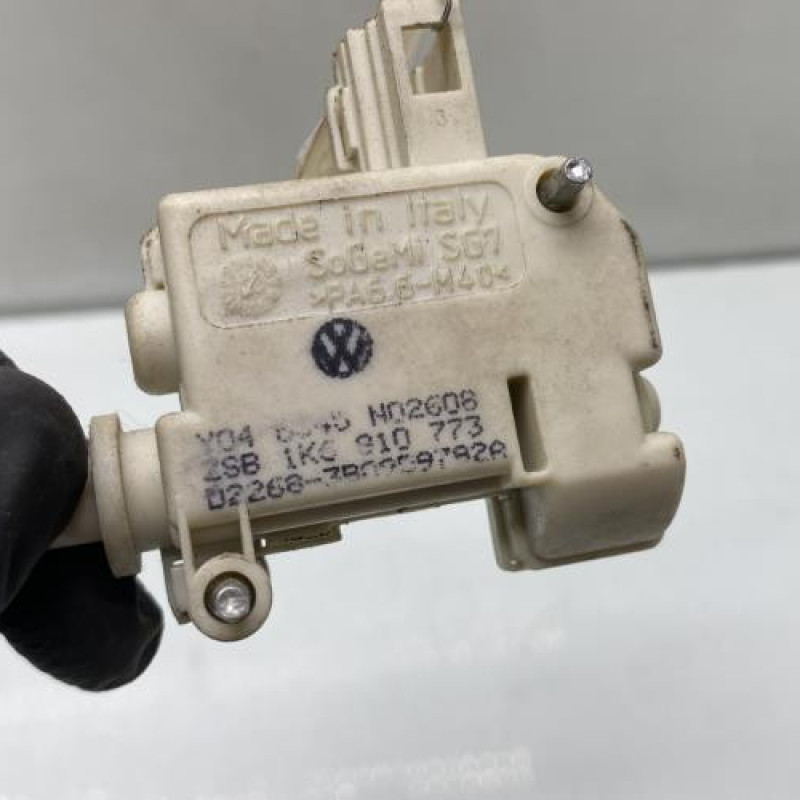 Actionneur verrou trappe d'essence VOLKSWAGEN GOLF 5 Photo n°4