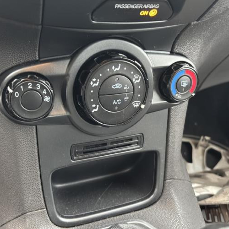 Attache ceinture arriere gauche FORD FIESTA 6 Photo n°18